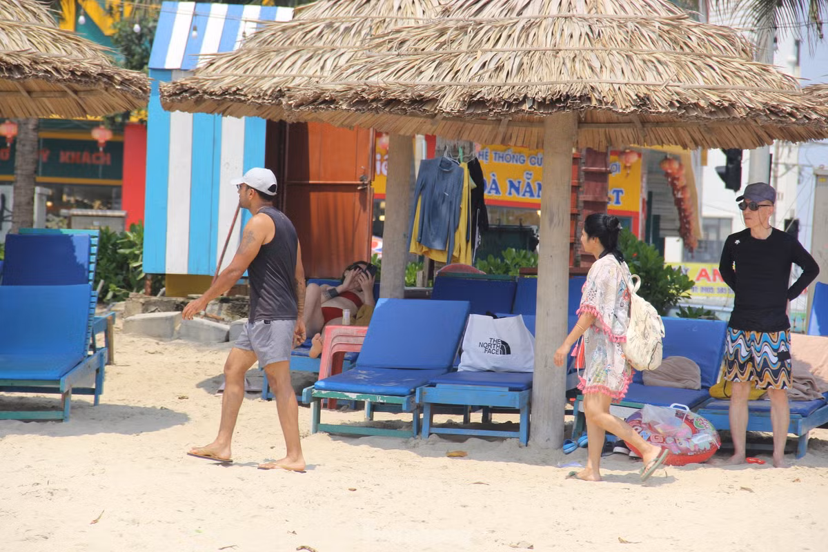 Các chòi nghỉ trên biển liên tục đón khách giữa trưa nắng chang chang. BQL bán đảo Sơn Trà và các bãi biển du lịch Đà Nẵng tập trung tăng cường công tác an ninh trật tự, vệ sinh môi trường, nâng cấp các tiện ích dịch vụ công cộng và các hoạt động dịch vụ tại bãi biển, phối hợp với các đơn vị, doanh nghiệp tổ chức nhiều hoạt động văn hoá, thể thao, du lịch, tất cả hướng đến việc hình thành thương hiệu du lịch biển Đà Nẵng “An toàn – Văn mình – Hấp dẫn" thu hút du khách trong và ngoài nước đến tham quan và trải nghiệm.