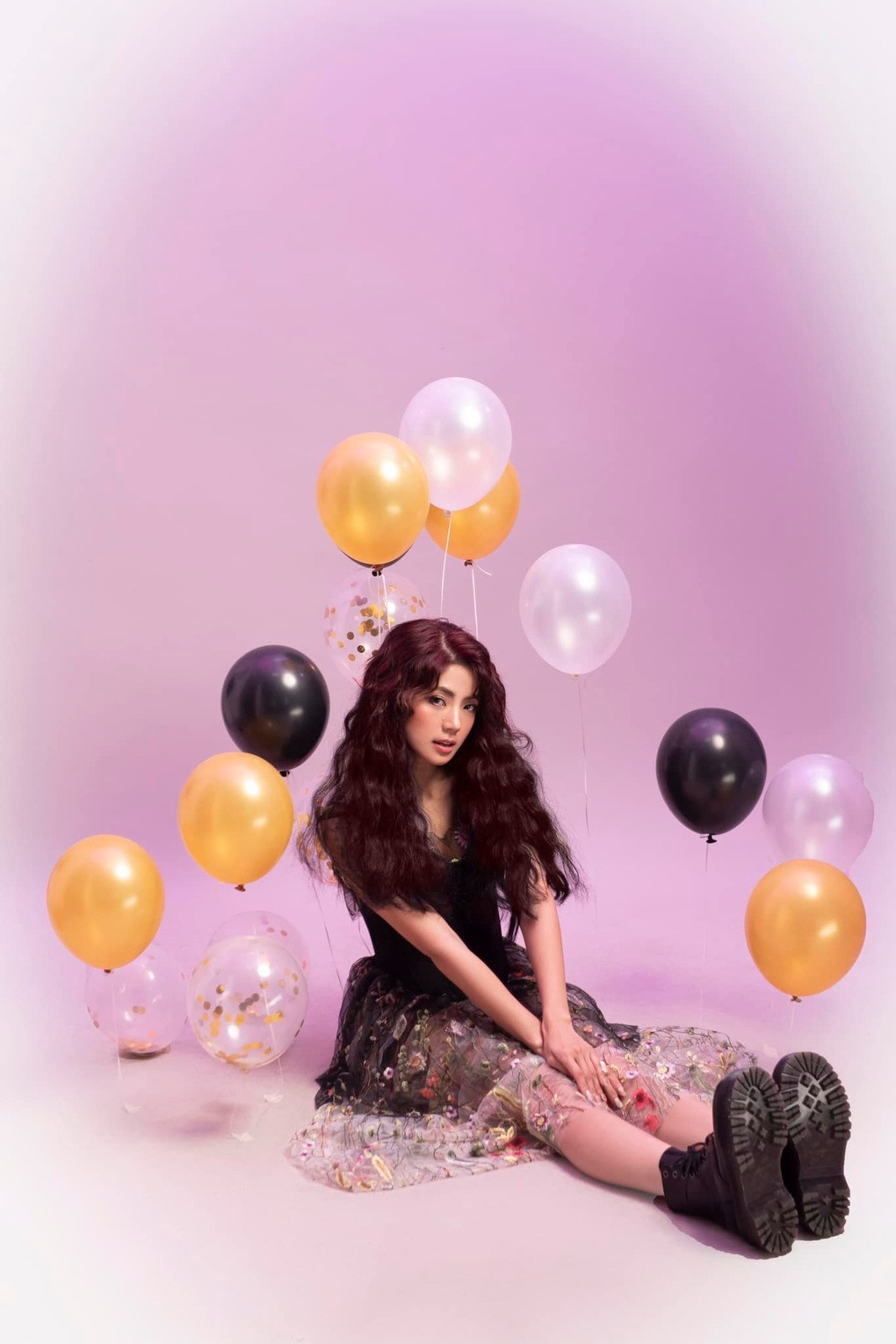 br/> Ở tuổi 31, Đàm Phương được ngợi khen ngày càng thăng hạng về sắc vóc. Nếu ngày trước, mỹ nhân sinh năm 1993 chỉ quen thuộc với hình ảnh tóc ngắn thì gần đây cô đã có sự đầu tư đa dạng hơn cho bản thân, từ việc thay đổi kiểu tóc đến phong cách ăn mặc (Ảnh: Facebook nhân vật).