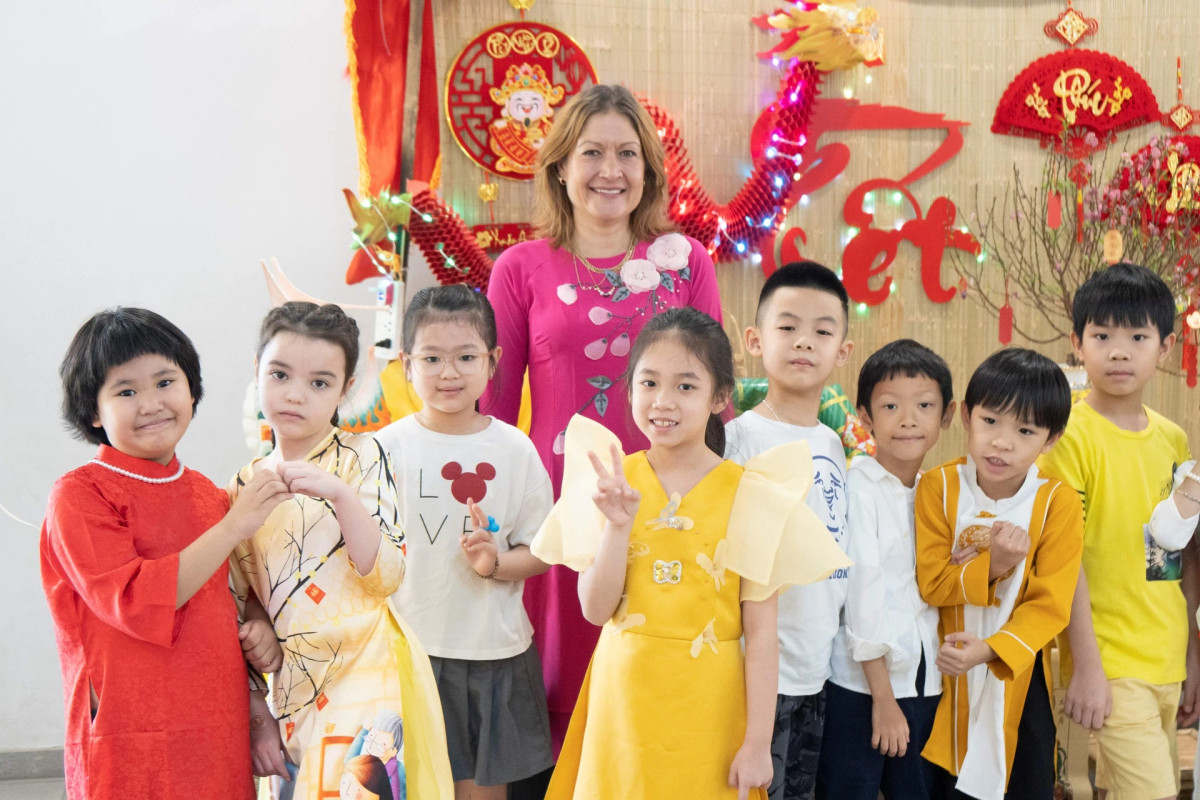 Giao vien nuoc ngoai soc van hoa khi lan dau don Tet Viet Nam-Hinh-2