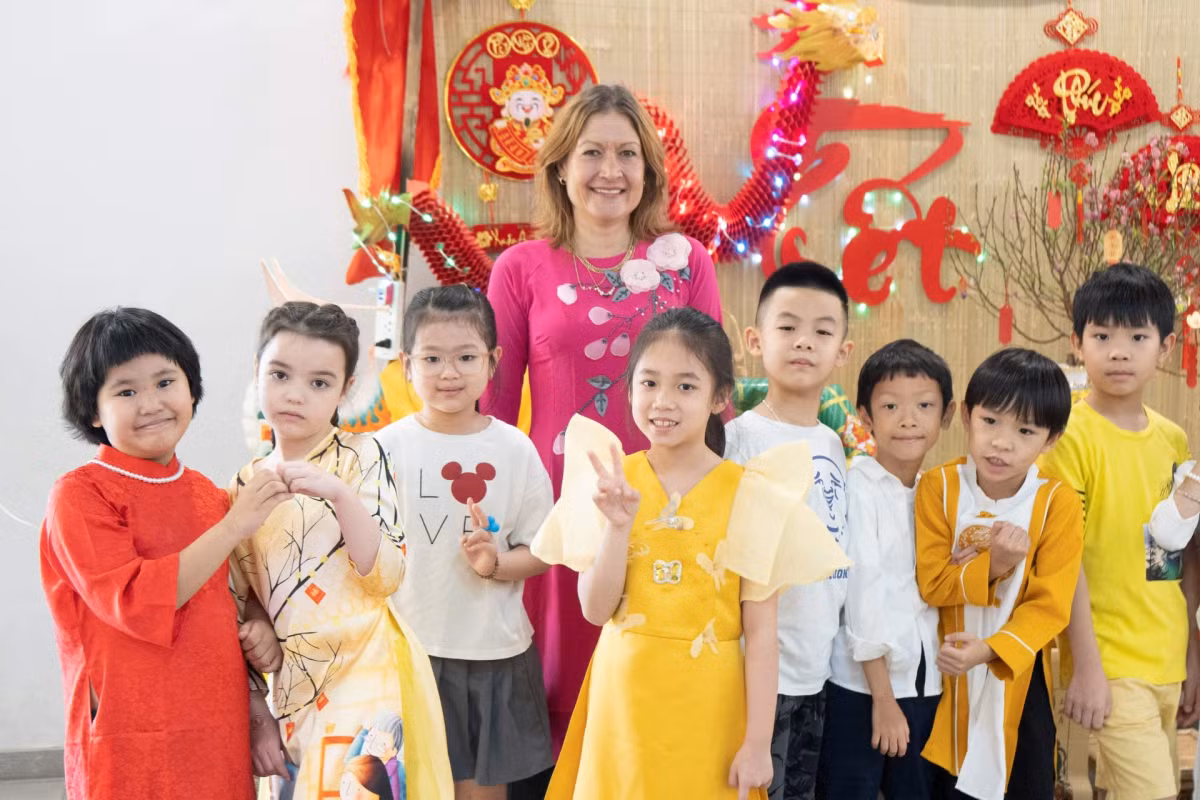 Giao vien nuoc ngoai soc van hoa khi lan dau don Tet Viet Nam-Hinh-2