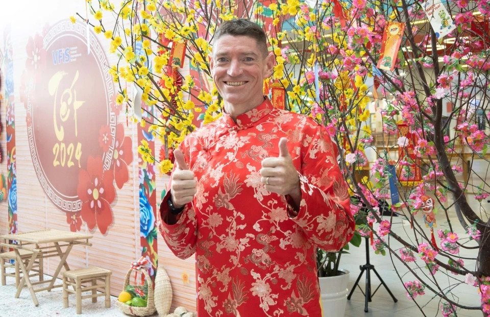 Giao vien nuoc ngoai soc van hoa khi lan dau don Tet Viet Nam