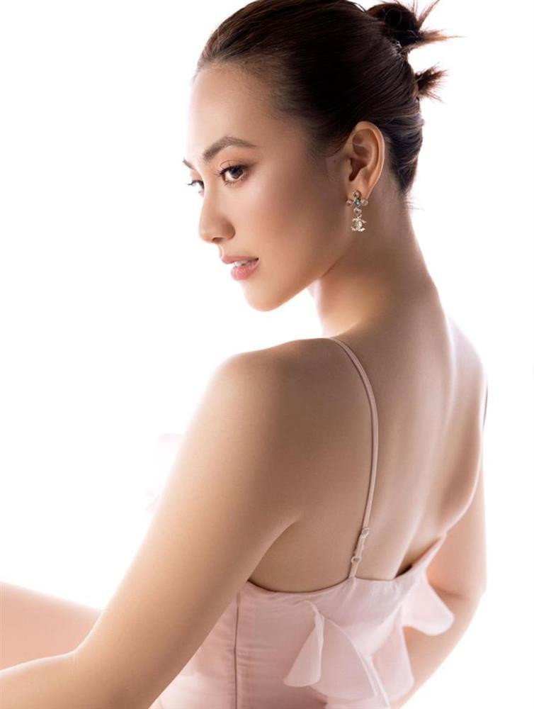 Bộ phim Mai của đạo diễn Trấn Thành đang nhận được rất nhiều chú ý từ công chúng và liên tiếp đạt được những con số "khủng" từ phòng vé. Thủ vai nữ chính là Phương Anh Đào, cô không chỉ có gương mặt đẹp, body cuốn hút mà còn có phong cách ăn mặc ấn tượng, rất thanh lịch nhưng vẫn khoe được những điểm mạnh hình thể.