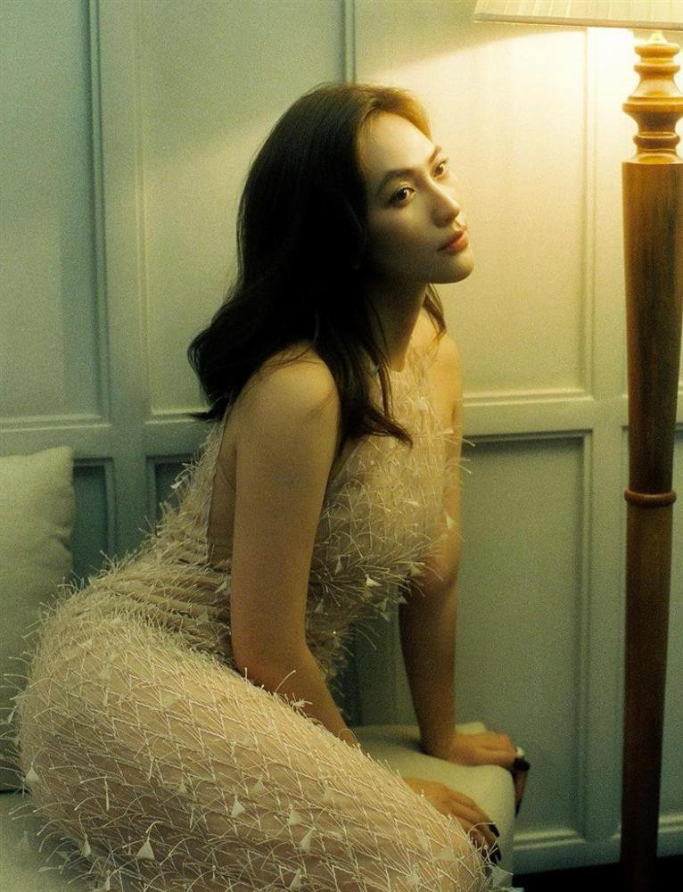 Trong số những kiểu đồ của mình, Phương Anh Đào dường như có sự yêu thích đặc biệt cùng các thiết kế váy lụa mong manh, khoe được tấm lưng trần hờ hững. Lướt nhìn trang cá nhân của người đẹp, dễ dàng nhận thấy đây là kiểu đồ xuất hiện với tần suất rất nhiều. Cô ưu ái các thiết kế tinh tế, gợi cảm một cách vừa phải.