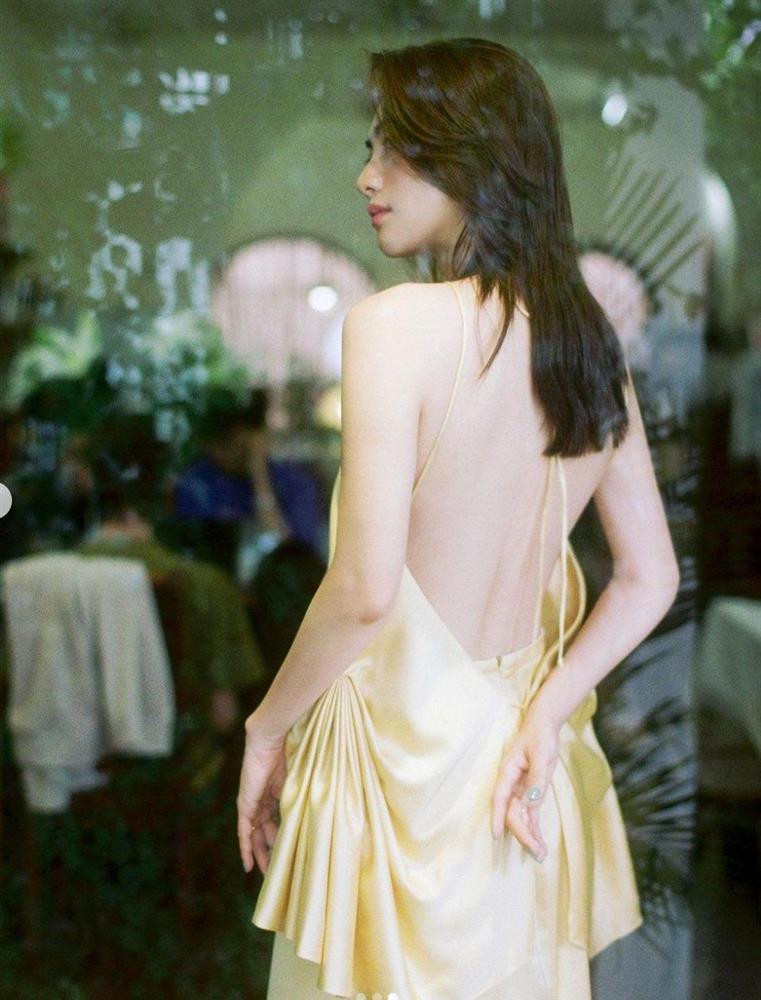 gười đẹp thường khoe trọn tấm lưng trần với các kiểu đồ này. Nếu nhìn sơ qua, có thể tưởng chừng phong cách của nữ diễn viên có chút đơn giản, thậm chí già dặn song nếu soi kỹ có thể thấy người đẹp luôn tôn lên nét đẹp của mình một cách ý nhị bằng những thiết kế có cách cắt, xử lý tinh tế. Không quá cầu kỳ màu sắc hay họa tiết, chính sự nhẹ nhàng ấy lại tạo lên một gu thời trang rất riêng, có sự cuốn hút nhất định.