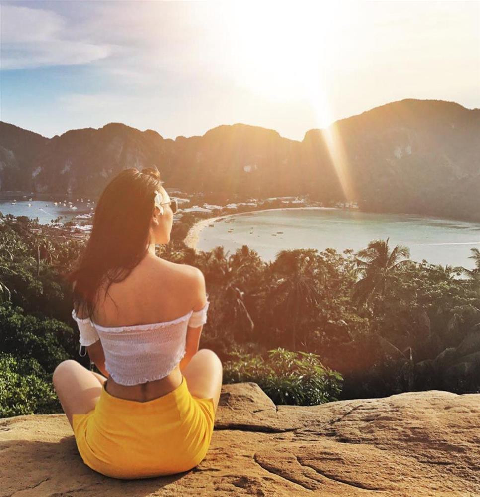 Phương Anh Đào cho hay, bản thân mình là một người gai góc, mạnh mẽ... nhưng qua thời gian, cô dần tìm đến những gì bên trong, cho mình sự nhẹ nhàng, mềm mỏng. Cô không đặt nặng giá trị hay việc làm nghệ sĩ là phải sử dụng hàng hiệu, thậm chí có lần chỉ chi 400 nghìn đồng mua túi xách mang sang Nhật lưu diễn, thời sinh viên cũng từng dùng hàng "si" (second hand), với nữ diễn viên, mọi thứ đều có giá trị của nó và không thể đánh giá một người chỉ bằng những trang phục họ khoác lên người.