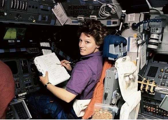 Phi hanh gia bi cam khong duoc dung but chi ngoai khong gian