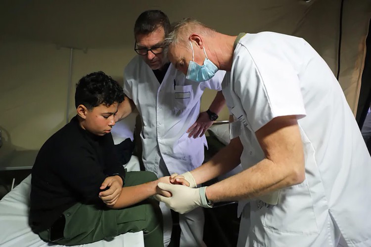 Thuyền trưởng Alexandre Blonce cho biết gần 120 người bị thương đã phải nhập viện trên tàu, hàng trăm người khác được khám ngoại trú, gồm theo dõi vết thương và các vấn đề tâm thần. Ảnh: AFP.