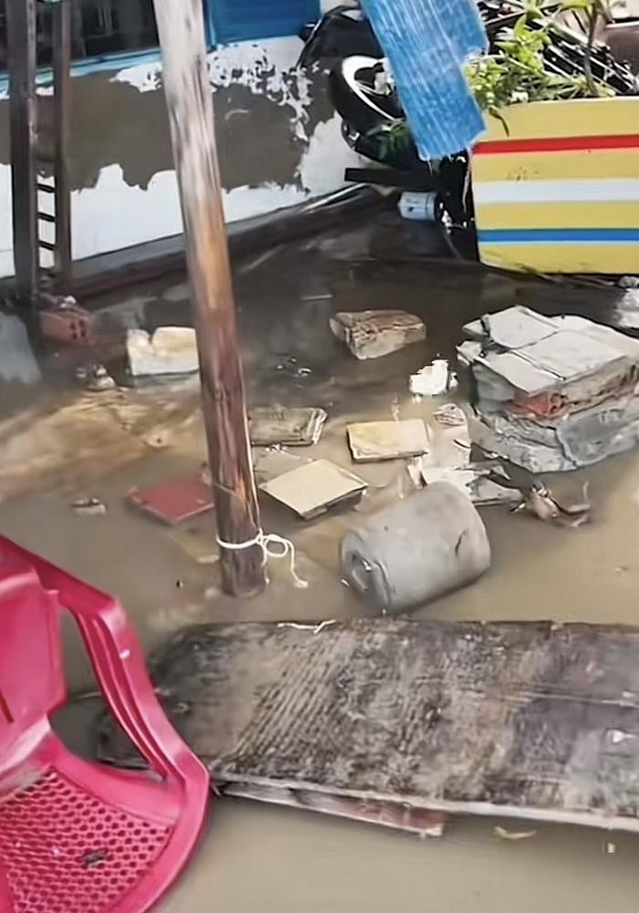 Tau cao toc chay ngang, thanh nien keu troi vi song ap vao nha