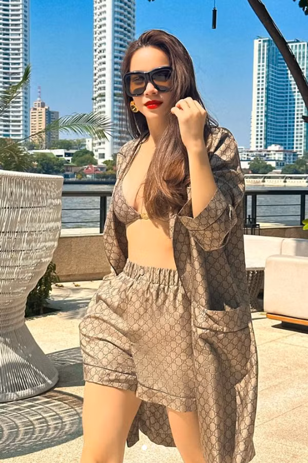 br/> Đặc biệt, người đẹp còn không ngại khoe vòng bụng phẳng lỳ không mỡ thừa dù đã 2 lần sinh nở.