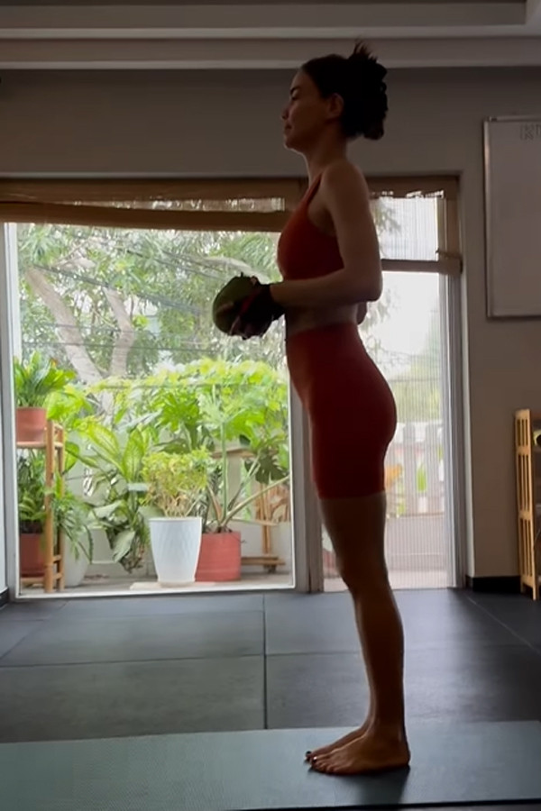 br/>Để có được vóc dáng như vậy sau Tết, Hồ Ngọc Hà đã có quá trình chuẩn bị rất chu đáo bằng cách tập luyện. Trên trang cá nhân, giọng ca "Cô đơn trên sofa" đã chia sẻ: "Lưu quả tạ bưởi này để tập Tết cùng em nhá, chứ e thấy menu đồ ăn là biết ai cũng tăng nhẹ kg rồi nè"