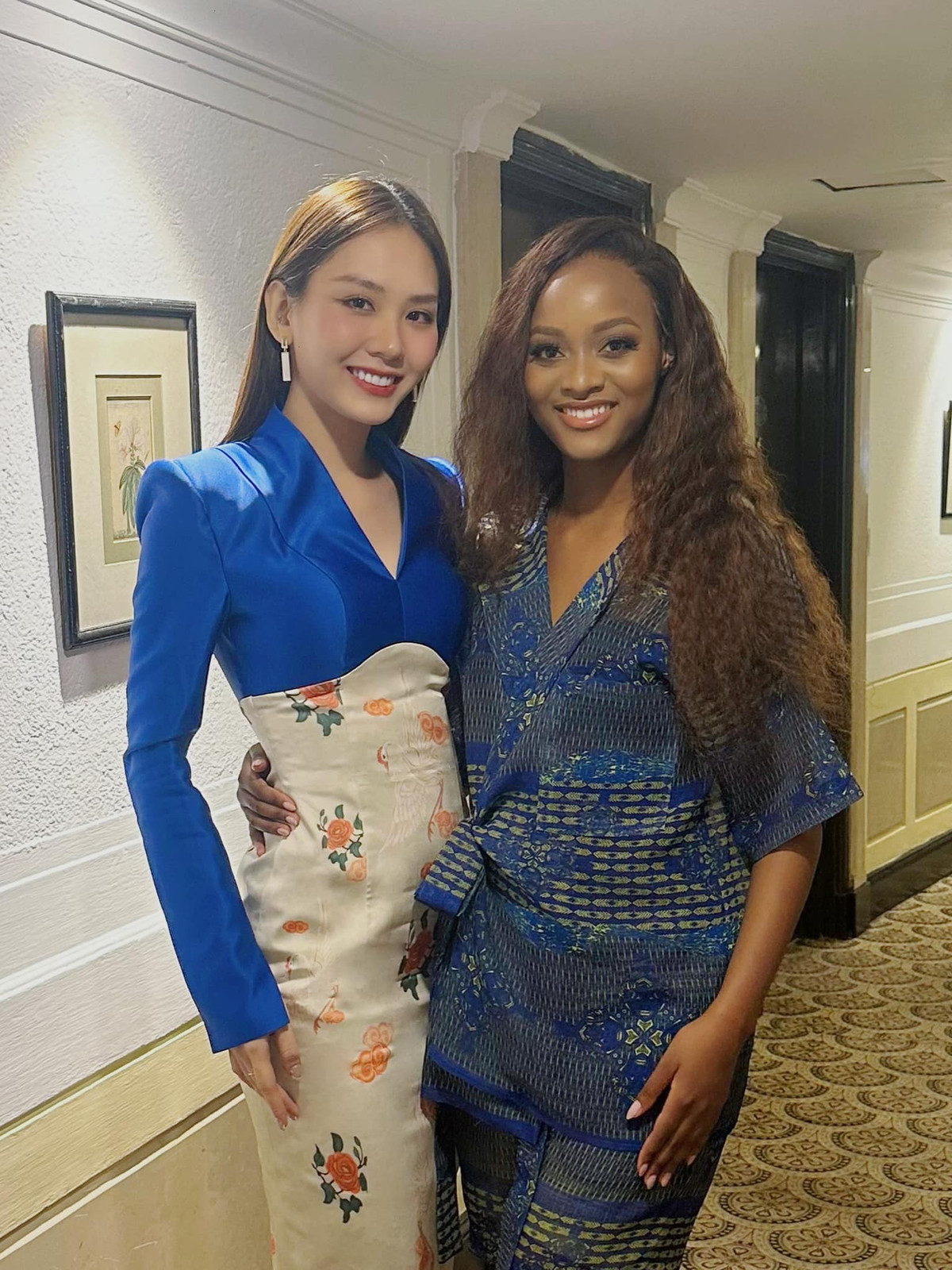 Ngay sau khi đặt chân đến Ấn Độ, Mai Phương có dịp hội ngộ cùng dàn thí sinh đến từ khắp nơi trên thế giới. Với khả năng ngoại ngữ ấn tượng, Mai Phương tích cực giao lưu, trò chuyện với các người đẹp và để lại thiện cảm bởi sự thông minh, trôi chảy.