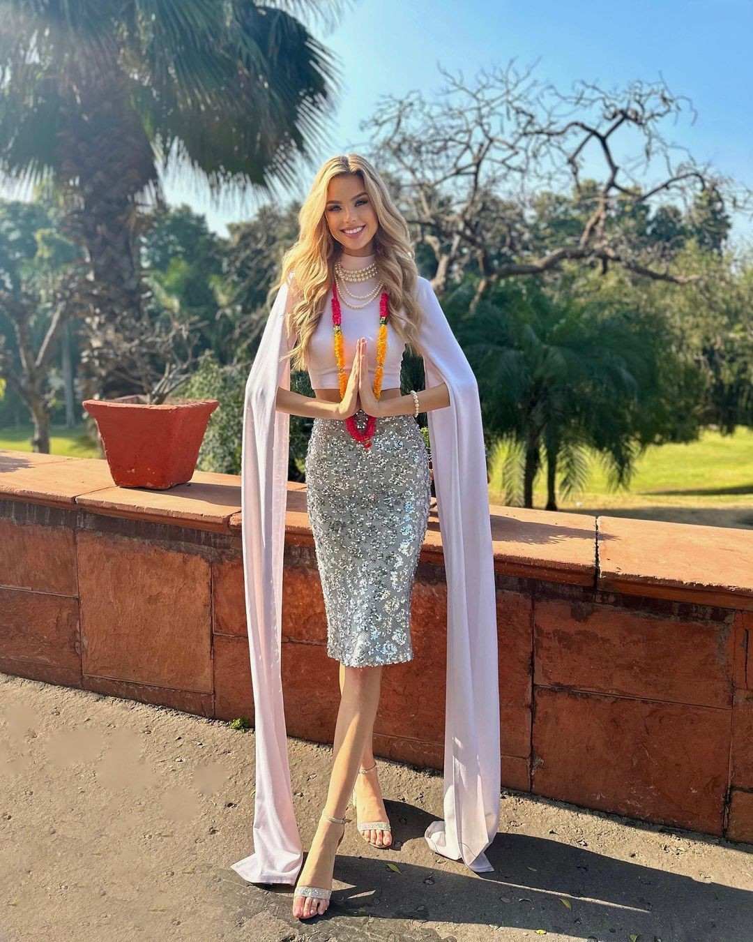 br/> Đại diện Cộng hoà Czech - Krystyna Pyszkova chia sẻ hình ảnh sau khi đặt chân tới Ấn Độ. Cô có chiều cao nổi bật, gương mặt xinh đẹp, được đánh giá là ứng viên sáng giá của khu vực châu Âu.