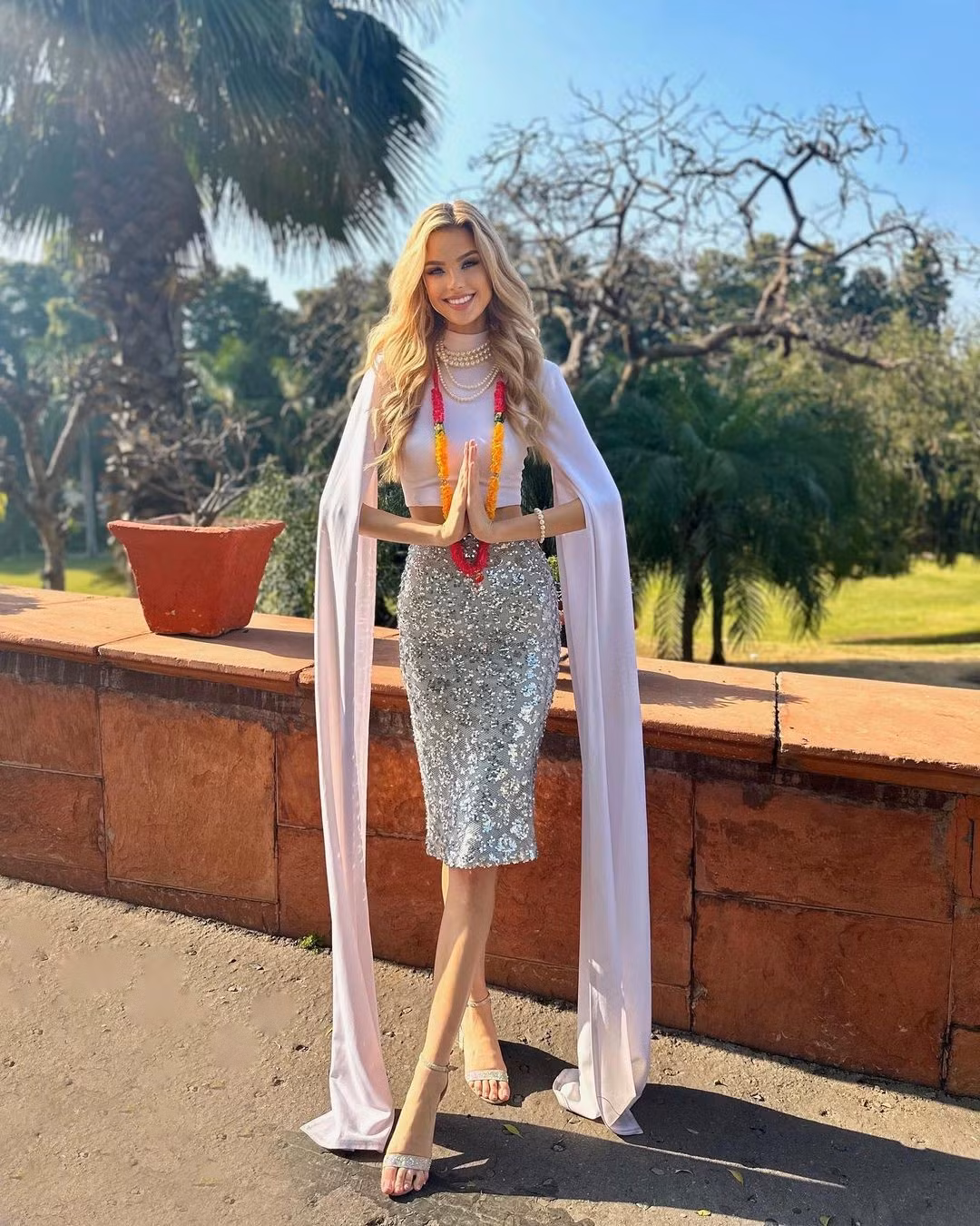 br/> Đại diện Cộng hoà Czech - Krystyna Pyszkova chia sẻ hình ảnh sau khi đặt chân tới Ấn Độ. Cô có chiều cao nổi bật, gương mặt xinh đẹp, được đánh giá là ứng viên sáng giá của khu vực châu Âu.