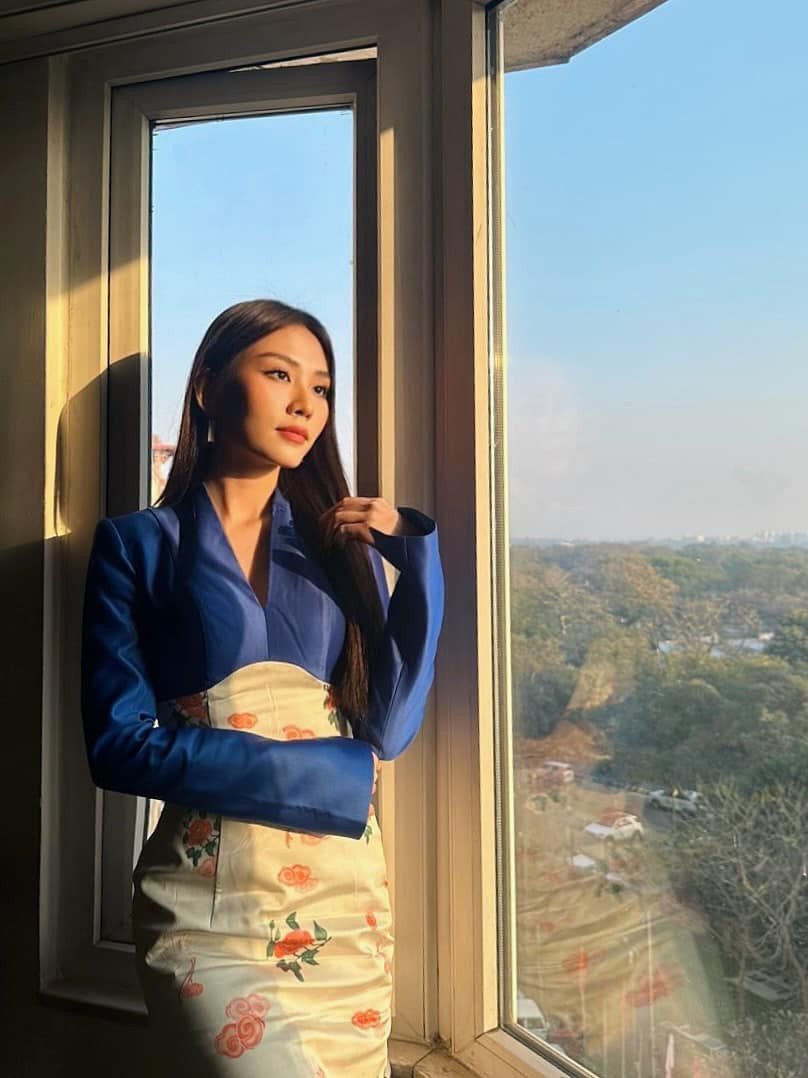 Mai Phương trang điểm nhẹ nhàng, để tóc thẳng tự nhiên. Lay-out này được nhận xét phù hợp với phong cách thanh lịch, trong trẻo mà cô muốn hướng tới.