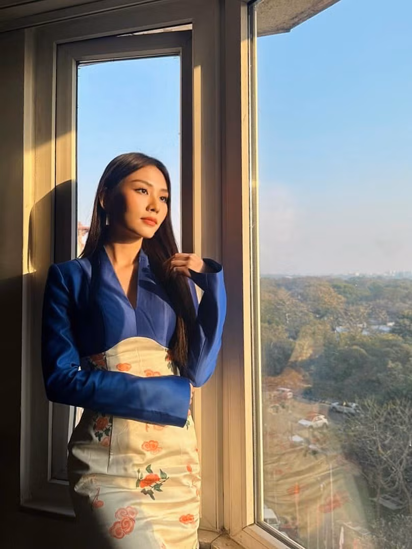 Mai Phương trang điểm nhẹ nhàng, để tóc thẳng tự nhiên. Lay-out này được nhận xét phù hợp với phong cách thanh lịch, trong trẻo mà cô muốn hướng tới.