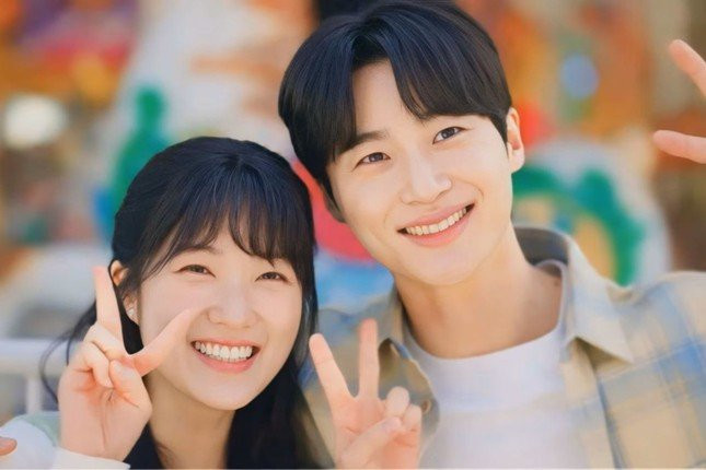 Hạng 2: Kim Ngưu và Bọ Cạp: Hai cung hoàng đạo nằm ở vị trí đối lập hoàn toàn là Kim Ngưu và Bọ Cạp, cả hai đều bù đắp cho những thiếu sót của nhau. Trong tình yêu, Bọ Cạp thường có xu hướng kiểm soát vì lo sợ bản thân sẽ bị phản bội.