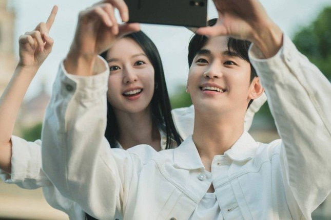 Hạng 3: Bạch Dương và Thiên Bình: Thuộc nhà Lửa, Bạch Dương mang trong mình ngọn lửa nhiệt huyết, dũng cảm và quyết đoán. Tuy nhiên, đôi khi Bạch Dương lại thiếu kiên nhẫn và dễ đưa ra quyết định vội vàng. Thiên Bình thuộc nguyên tố Khí lại là hiện thân của sự dịu dàng, ôn hòa và thanh lịch.