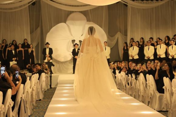 Tối nay (2/3), hôn lễ của siêu mẫu Tuyết Lan và bác sĩ thẩm mĩ Nguyễn Thiện Khanh đã diễn ra tại trung tâm tiệc cưới ở quận 1. Nàng siêu mẫu chọn đầm cưới cổ điển của NTK Lâm Gia Giang tặng với phần khăn đội đầu dài phết đất.