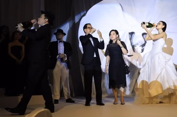 Tuyết Lan nhận lời cầu hôn từ ông xã hồi tháng 5/2022 khi cả hai đang nghỉ dưỡng tại Reims, Pháp. Theo Thiện Khanh, Tuyết Lan là bạn đời lý tưởng. Cô mang đến cho anh những cảm xúc tích cực.