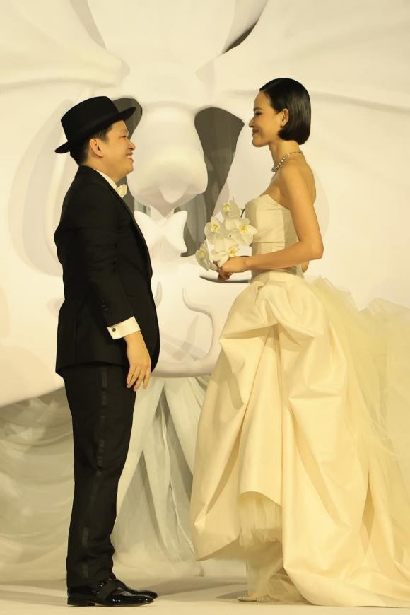 Trước 280 quan khách, Tuyết Lan nói trong mắt cô, chồng là người hài hước, chu đáo. Anh luôn cân đối công việc để dành thời gian cho bản thân và người xung quanh. Ở bên anh, cô có thể tin tưởng tâm sự mọi điều.