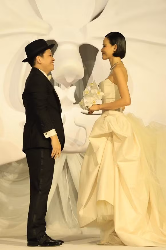 Trước 280 quan khách, Tuyết Lan nói trong mắt cô, chồng là người hài hước, chu đáo. Anh luôn cân đối công việc để dành thời gian cho bản thân và người xung quanh. Ở bên anh, cô có thể tin tưởng tâm sự mọi điều.