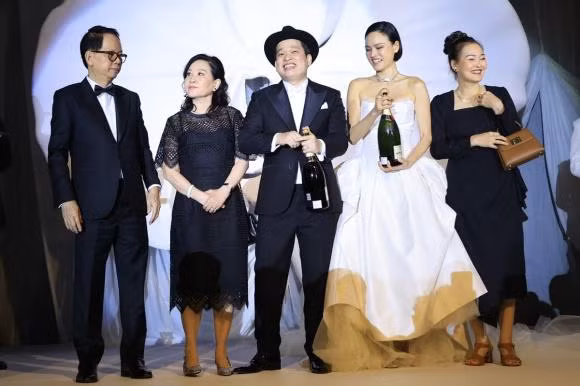 Nữ người mẫu hạnh phúc trong ngày vui của mình.