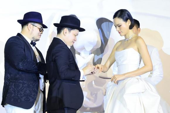 Cả hai trao nhẫn cưới trong sự chúc phúc của người thân và bạn bè.