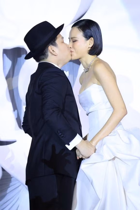 Trong phần làm lễ, Tuyết Lan ôm hôn chú rể của mình say đắm trong tiếng vỗ tay của bạn bè, người thân.