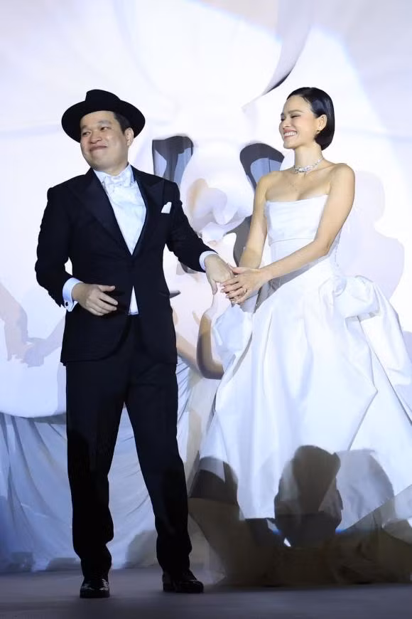 Nữ người mẫu bày tỏ: "Honey à, tình yêu mùa dịch của em! Chúa thương em nhiều, sau bao sóng gió mới gặp được anh. Bốn năm yêu, chưa lần nào anh để em hoài nghi về mối quan hệ của hai đứa mình. Em thương anh vì anh là nhà, tri kỷ, người bạn thân nhất của em. Ngày hôm nay, em xin phép được gọi anh là chồng". Thiện Khanh cũng khẳng định từ ngày có Tuyết Lan, cuộc sống của anh nhiều màu sắc hơn: "Anh hứa sẽ luôn sống tốt để thực hiện những ước mơ của chúng ta".