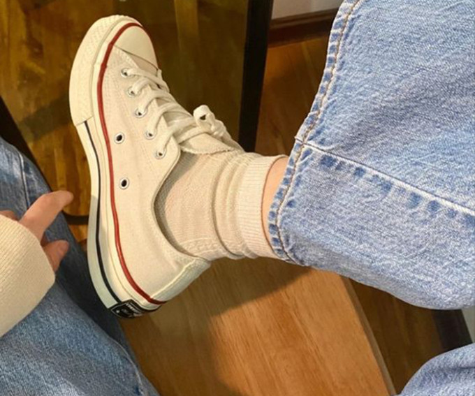 Chi nhin vao giay dep, dang di cung lo ra benh tat