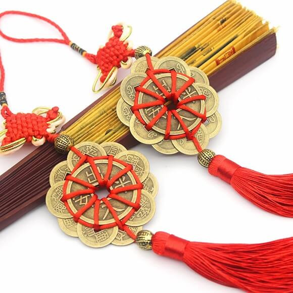 Bên cạnh đó, tiền xu cũng có vai trò không kém phần trọng yếu trong việc hóa giải các nguồn năng lượng tiêu cực, giảm bớt sát khí và các xung đột, giúp trấn an không gian sống và làm việc, mở đường cho tài lộc thịnh vượng và dồi dào.