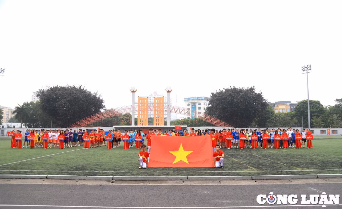 Soi dong Giai bong da Cup Bao Lao dong Thu do lan thu IX-Hinh-2