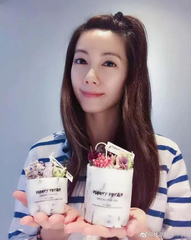 Chỉ trong vòng 13 năm gia nhập làng giải trí, Lâm Vi Quân đã có quan hệ tình ái với 14 nam nghệ sĩ, ngay cả những người đã có bạn gái cô cũng không cho qua. Chính điều này đã khiến công chúng có cái nhìn thiếu thiện cảm với nữ diễn viên và khiến sự nghiệp của cô không được suôn sẻ như những người bạn cùng trang lứa.