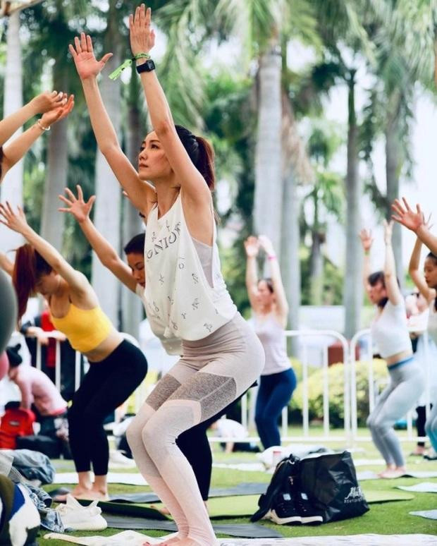 br/> Lúc này, Lâm Vy Quân dần biến mất khỏi tầm nhìn của công chúng và sang Đại lục phát triển sự nghiệp, thế nhưng chỉ được thể hiện những vai diễn rất nhỏ. Vì không có tác phẩm nổi bật, ngọc nữ một thời của màn ảnh xứ Đài rút lui khỏi làng giải trí và dần bị người xem lãng quên.