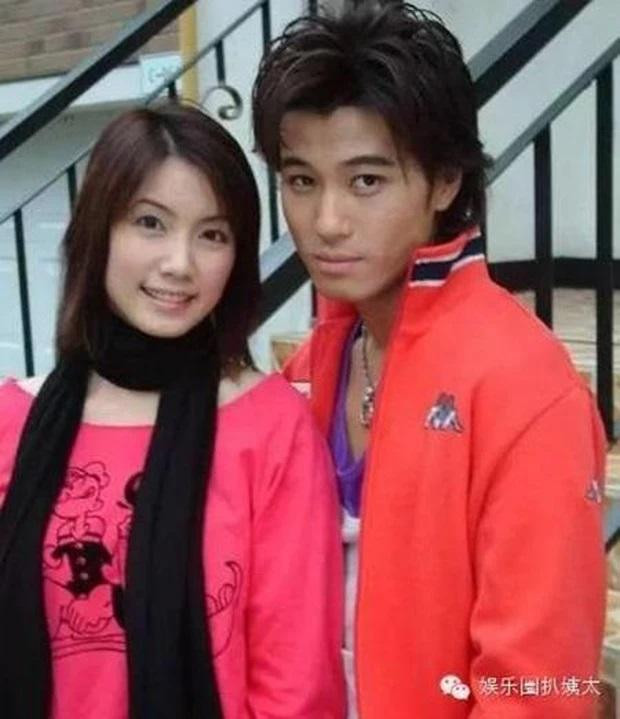 Năm 2004, cô hợp tác với nam thần tượng Lâm Hựu Uy trong phim Giáo Viên Cay Nồng và yêu nhau. Cả hai được ủng hộ cho đến khi "nhà gái" đóng Chuyện Tình Biển Xanh. Lúc này, Lâm Vi Quân gặp bạn diễn Hứa Thiệu Dương rồi phải lòng nhau chỉ sau 2 tuần. Chưa dừng lại ở đó, khi đóng phim Nam Đinh Cách Nhĩ , Lâm Vi Quân lại "chứng nào tật nấy" và lén lút hẹn hò bạn diễn Tạ Khôn Đạt.