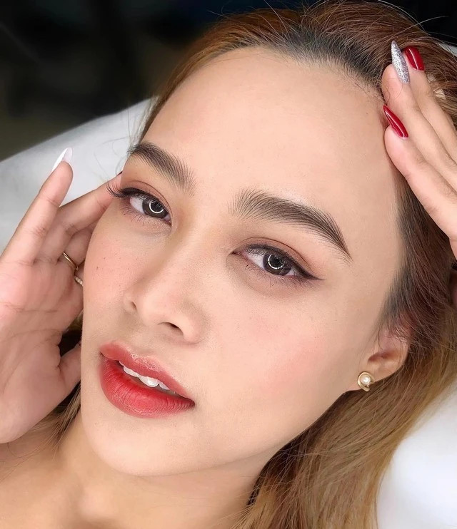 Càng về hậu vận, nữ nhân có nét tướng này sẽ chỉ việc nằm duỗi mà ăn, tiền ùn ùn chui vào túi. Được chồng cưng yêu, con cái hiếu thuận, nên họ sẽ có tiền tài viên mãn, hỷ sự như mơ, hậu vận an nhàn hưởng lộc.