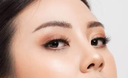 Người phụ nữ như vậy sẽ là người phò tá xuất sắc cho chồng, tình cảm vợ chồng luôn đong đầy trìu mến, hai người đồng sức đồng lòng trong mọi việc và cùng nhau hưởng phúc.