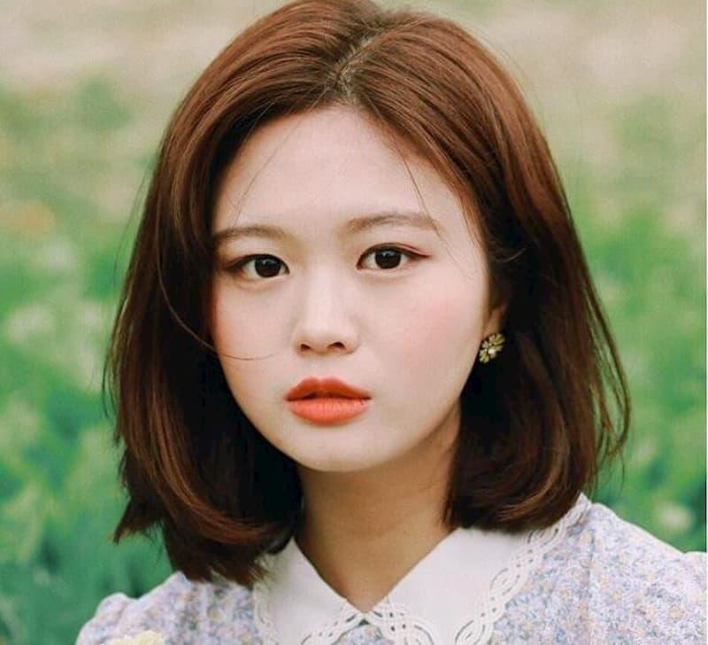 Người sở hữu khuôn cằm tròn đầy được nhận định là vô cùng may mắn. Người này sẽ có vận trình biến động thời tuổi trẻ nhưng nếu nỗ lực hết mình thì vãn niên may mắn, trung niên khởi vận dồi dào, gặt hái thành công trong sự nghiệp.