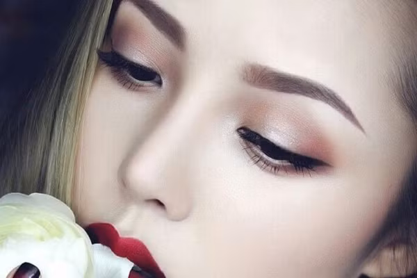  Lông mày thanh tú: Đường lông mày rõ nét, sáng, sợi không quá thô hay quá đen, khoảng cách đều nhau, đa phần những phụ nữ này đều là người có tính cách vừa vui vẻ, hòa nhã lại vừa hiền hậu, bao dung. 