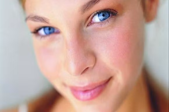 Mũi diều hâu: Người đàn bà sở hữu chiếc mũi diều hâu - mũi khoằm là người gian xảo, mưu mô và thủ đoạn. Khi mới tiếp xúc với loại người này người đối diện thường dễ nhầm tưởng họ là người hiền lành, nhẹ nhàng… tuy nhiên trong nhân tướng học đánh giá họ là người dễ khóc dễ cười, lật lọng nhanh như trở bàn tay.