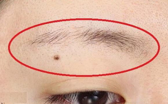 Lông mày ngắt quãng: Xét về góc độ tướng mạo thì lông mày ngắt quãng là tướng mạo không tốt. Nếu một người phụ nữ như vậy thì nội tâm thâm hiểm, sống giả dối, rất hay tạo chuyện thị phi.