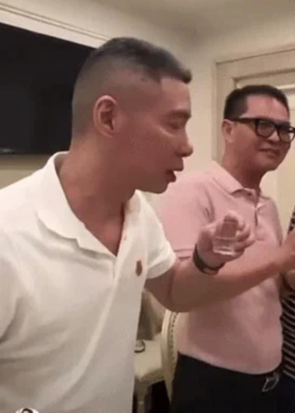 Vo Cong Ly dinh chinh dieu nay khi nam nghe si di nhau voi ban