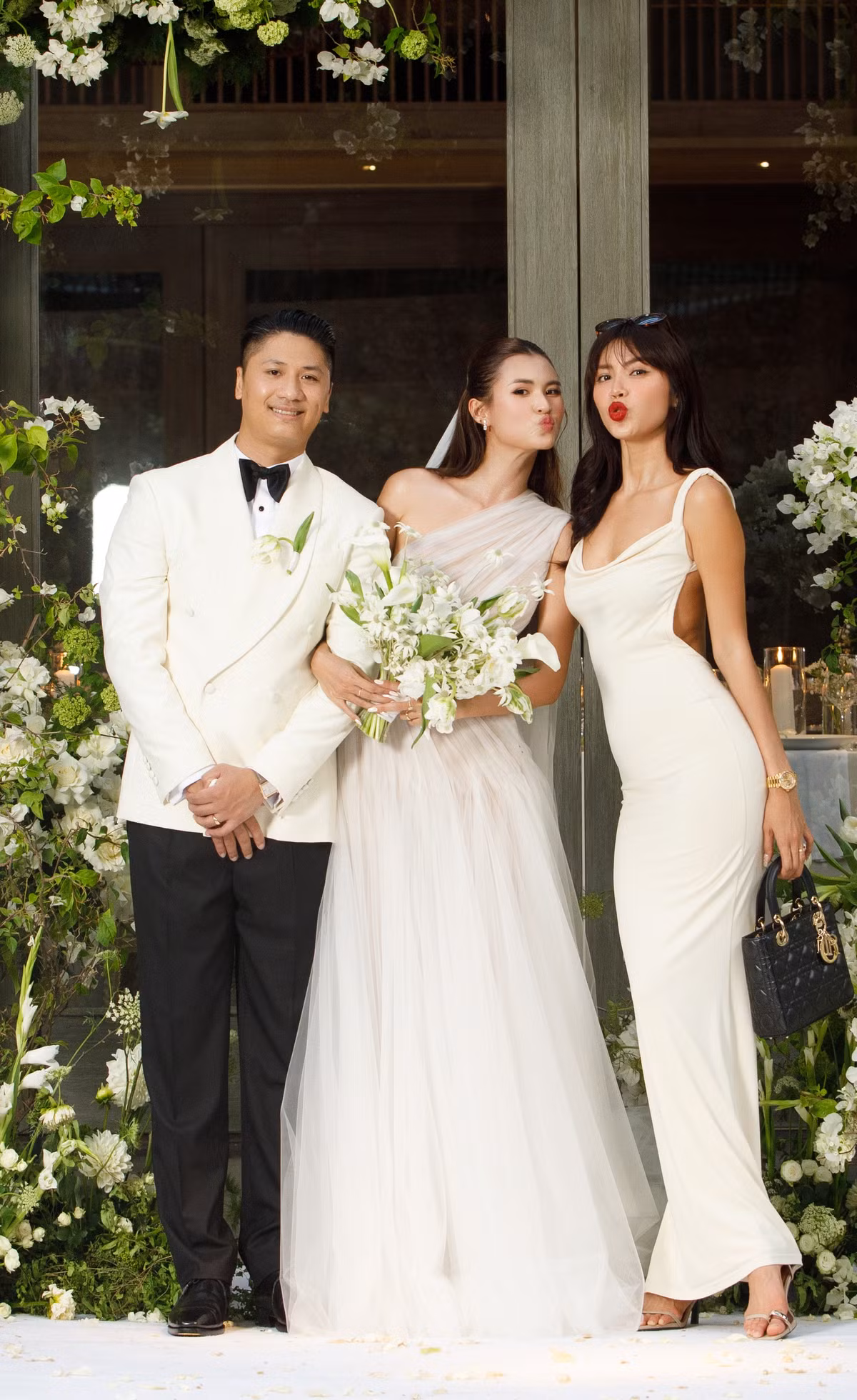 Người mẫu Minh Tú mặc váy lụa ôm sát tới dự cưới Cao Thiên Trang. Minh Tú cũng vừa tổ chức hôn lễ với chồng tây hôm 13/4.