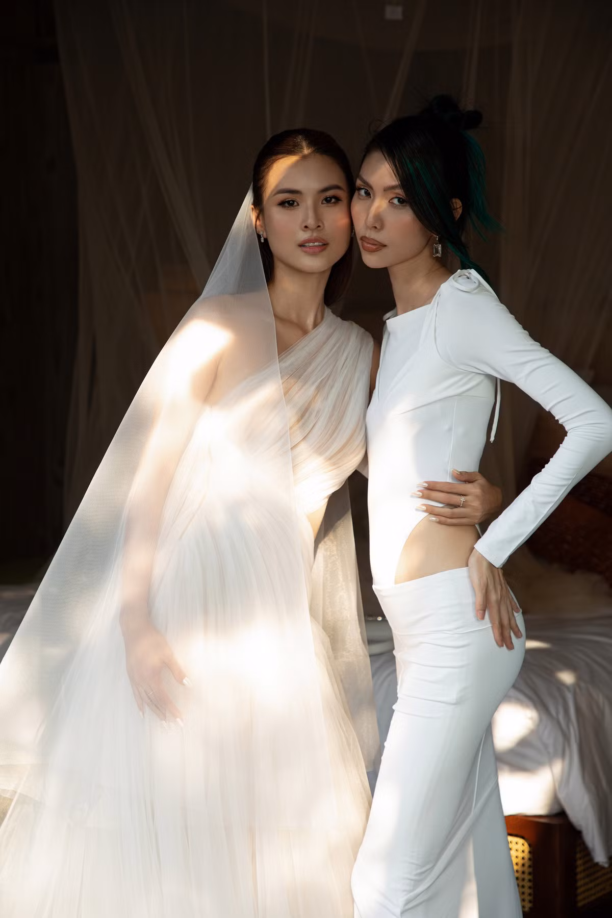 Bùi Thị Xuân Hạnh, Thùy Dương và Huỳnh Thị Cẩm Tiên chụp ảnh kỷ niệm với Cao Thiên Trang. 