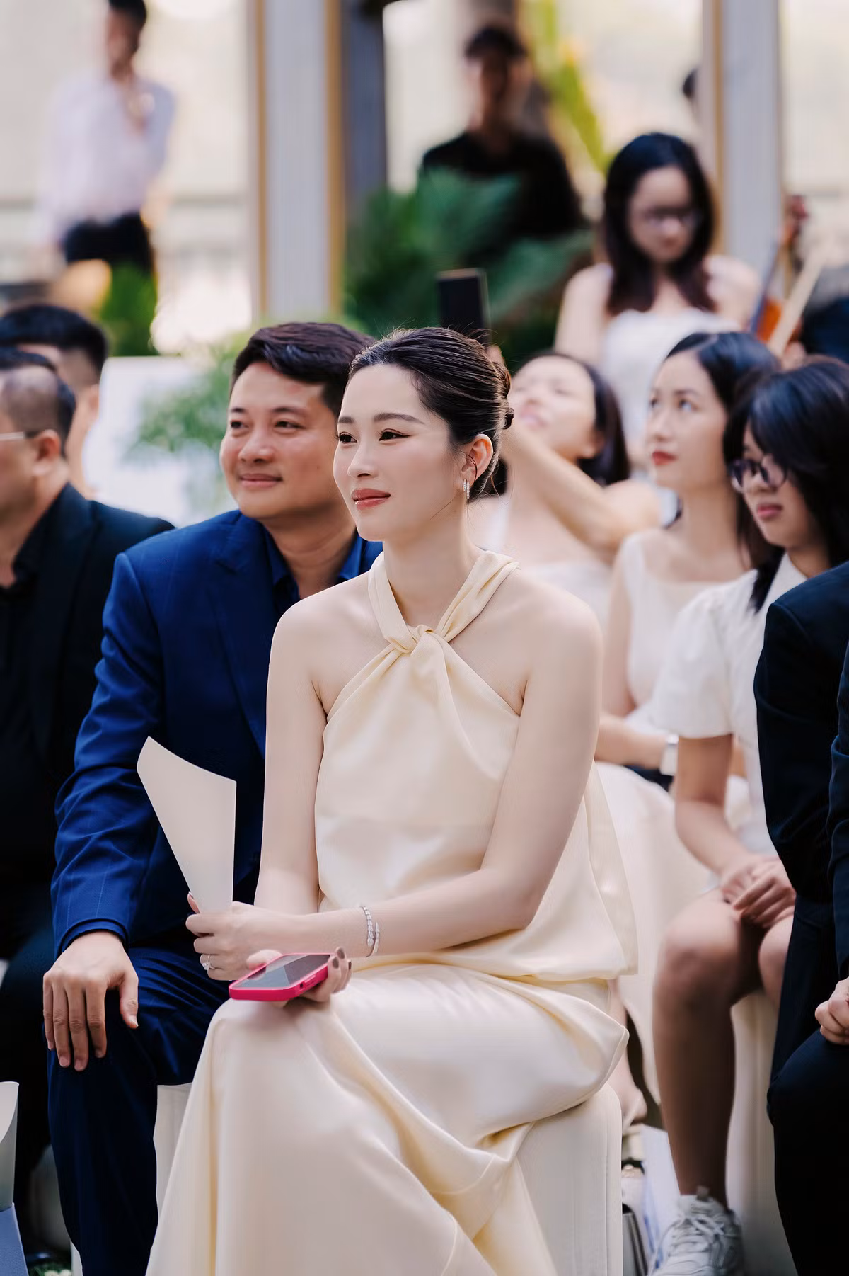 Đặng Thu Thảo chăm chú theo dõi Cao Thiên Trang và chồng làm lễ trên sân khấu. Người đẹp còn cẩn thận giúp Cao Thiên Trang chỉnh trang lại make-up trước khi vào tiệc.