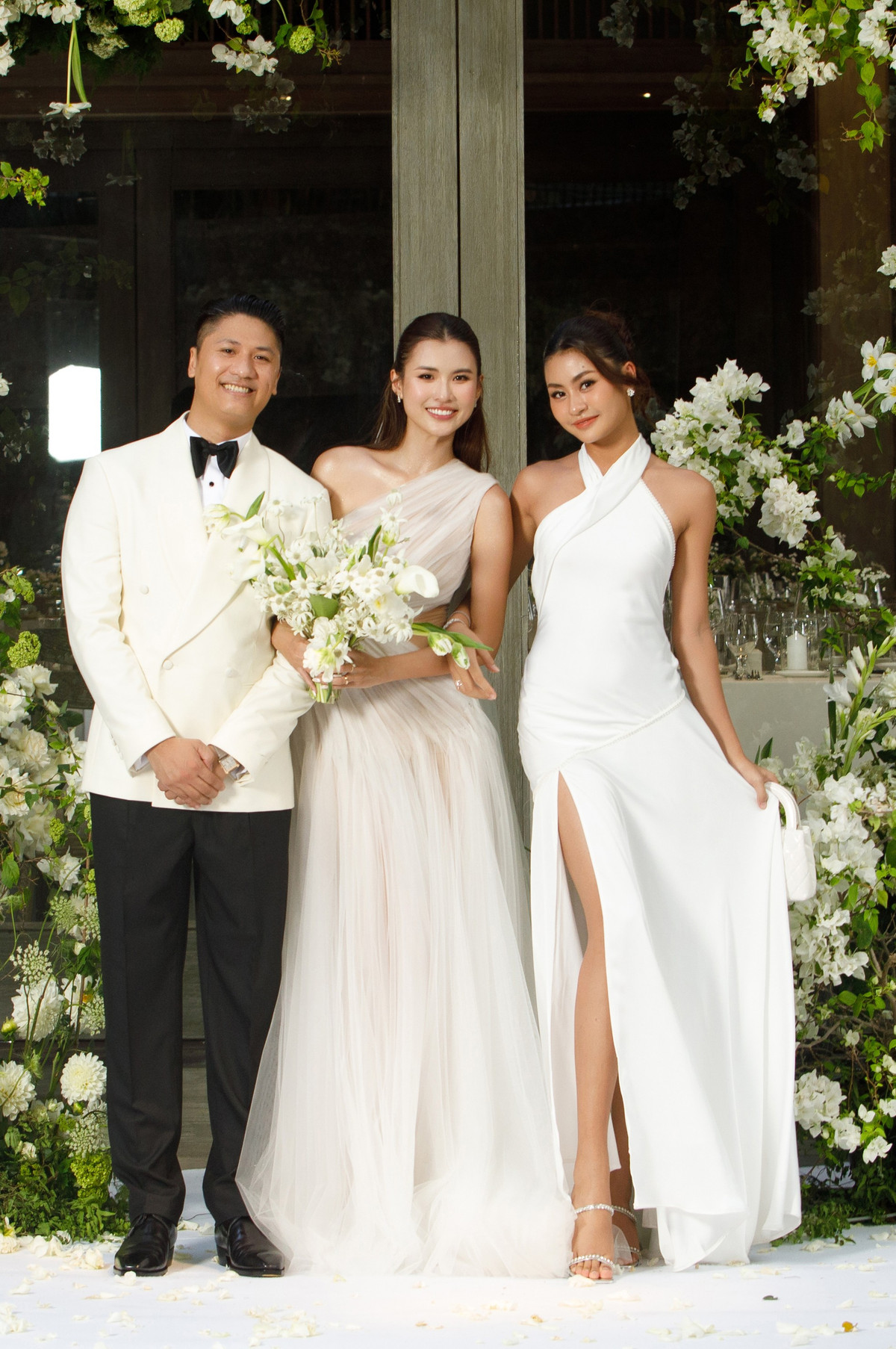 Miss Cosmo Vietnam 2023 Bùi Thị Xuân Hạnh tới chúc mừng Cao Thiên Trang. Hai người đẹp thân thiết trong quá trình tham dự cuộc thi.