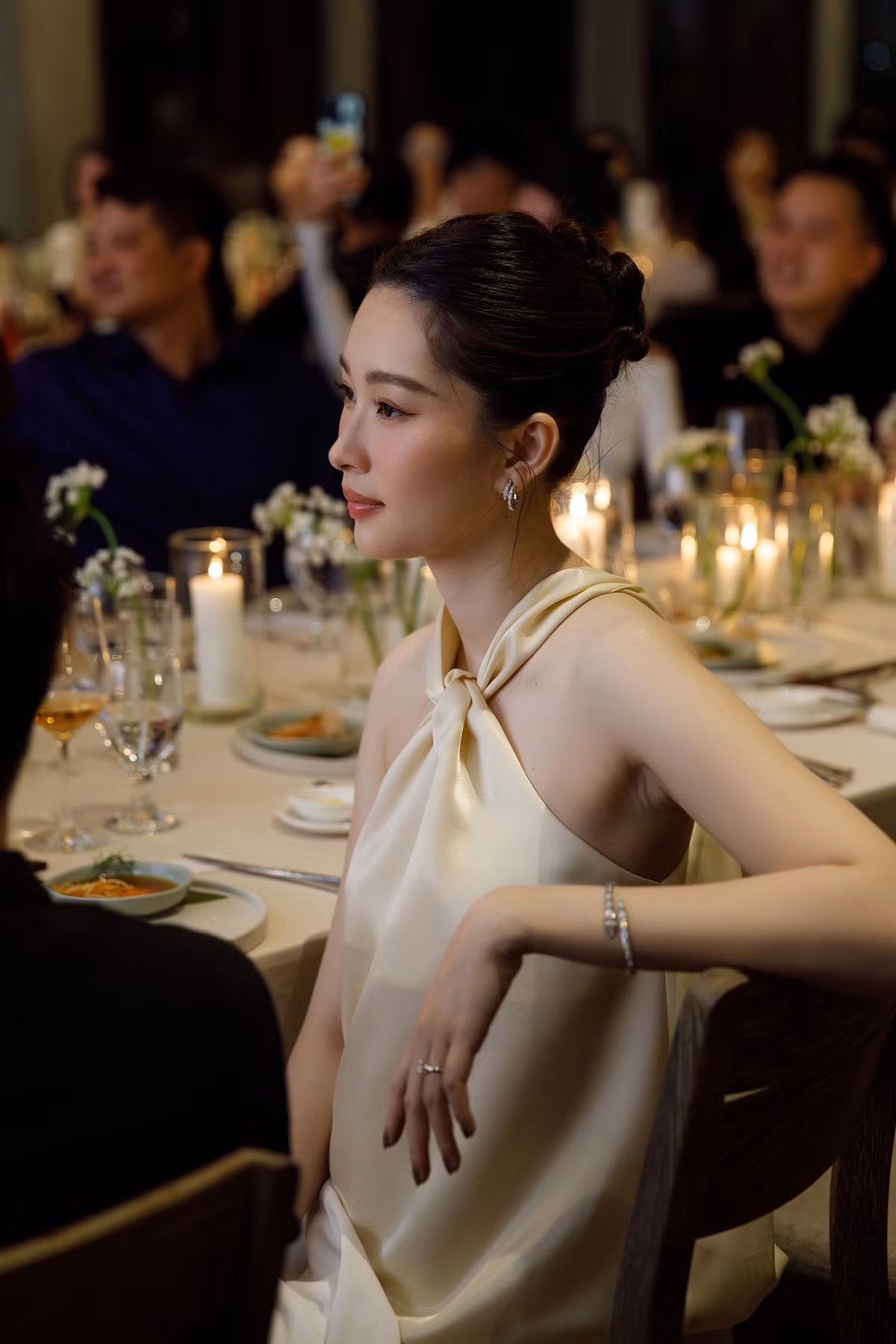 Hoa hậu Việt Nam 2012 diện váy lụa tông màu vàng pastel, khoe vai trần thon thả. Sau hai lần sinh nở, người đẹp Bạc Liêu vẫn giữ được vóc dáng thon gọn, mảnh mai.