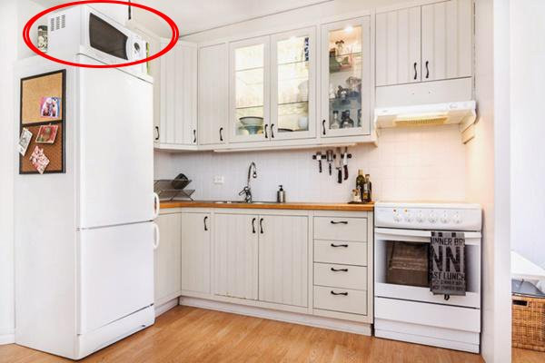  Kị để đồ làm bếp trên tủ lạnh: Sử dụng mặt trên của tủ lạnh làm nơi để đồ dùng nấu nướng có thể được xem là việc làm tiện lợi trong không gian bếp hạn chế. Tuy nhiên, qua góc độ phong thủy, việc này có thể không được coi là lựa chọn tốt vì có thể mang lại những ảnh hưởng tiêu cực đối với vận may cũng như tài lộc, danh tiếng và sức khỏe của gia chủ. Đặc biệt, việc để dao sắc, một vật dụng có tính chất sát khí, gần tủ lạnh cần được tránh để không làm ảnh hưởng đến năng lượng tích cực trong nhà. 