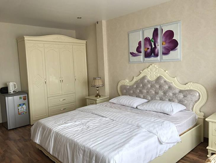  Tủ lạnh phát ra hơi lạnh có thể ảnh hưởng đến nhiệt độ và chất lượng không khí trong phòng, gây bất lợi cho sức khỏe và cũng có thể thu hút những điều không may mắn, ảnh hưởng đến vận khí của gia đình.