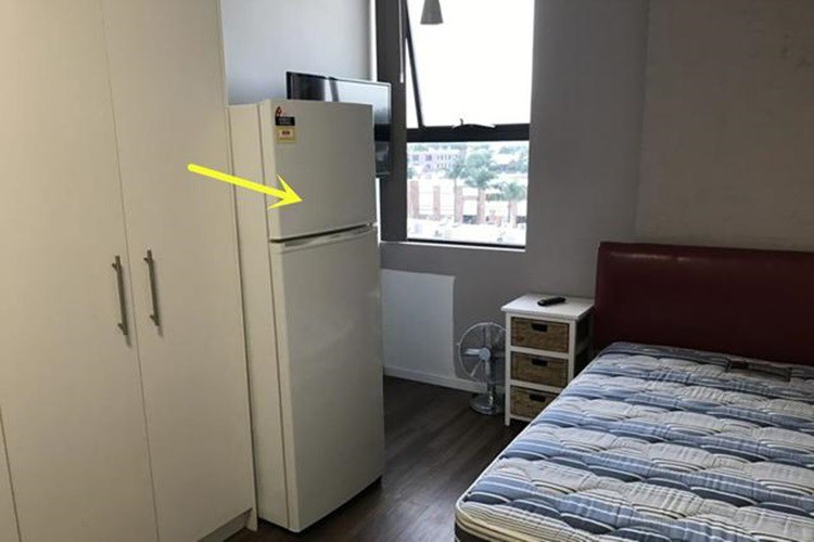  Kị đặt tủ lạnh trong phòng ngủ: Để thuận tiện cho việc sử dụng, có một số gia đình bố trí thêm một chiếc tủ lạnh nhỏ, tủ lạnh mini trong phòng ngủ. Trong lĩnh vực phong thủy, việc đặt tủ lạnh trong phòng ngủ không được khuyến nghị do phòng ngủ là không gian dành cho sự nghỉ ngơi và tái tạo năng lượng của cơ thể. 